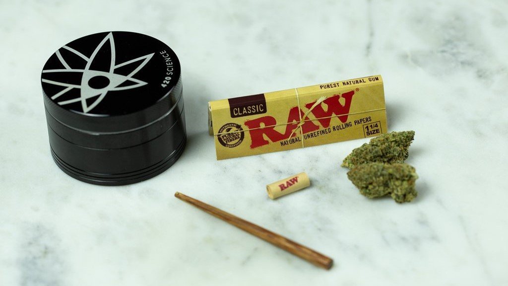 A Guide To Rolling Blunts With and Without a Blunt Roller