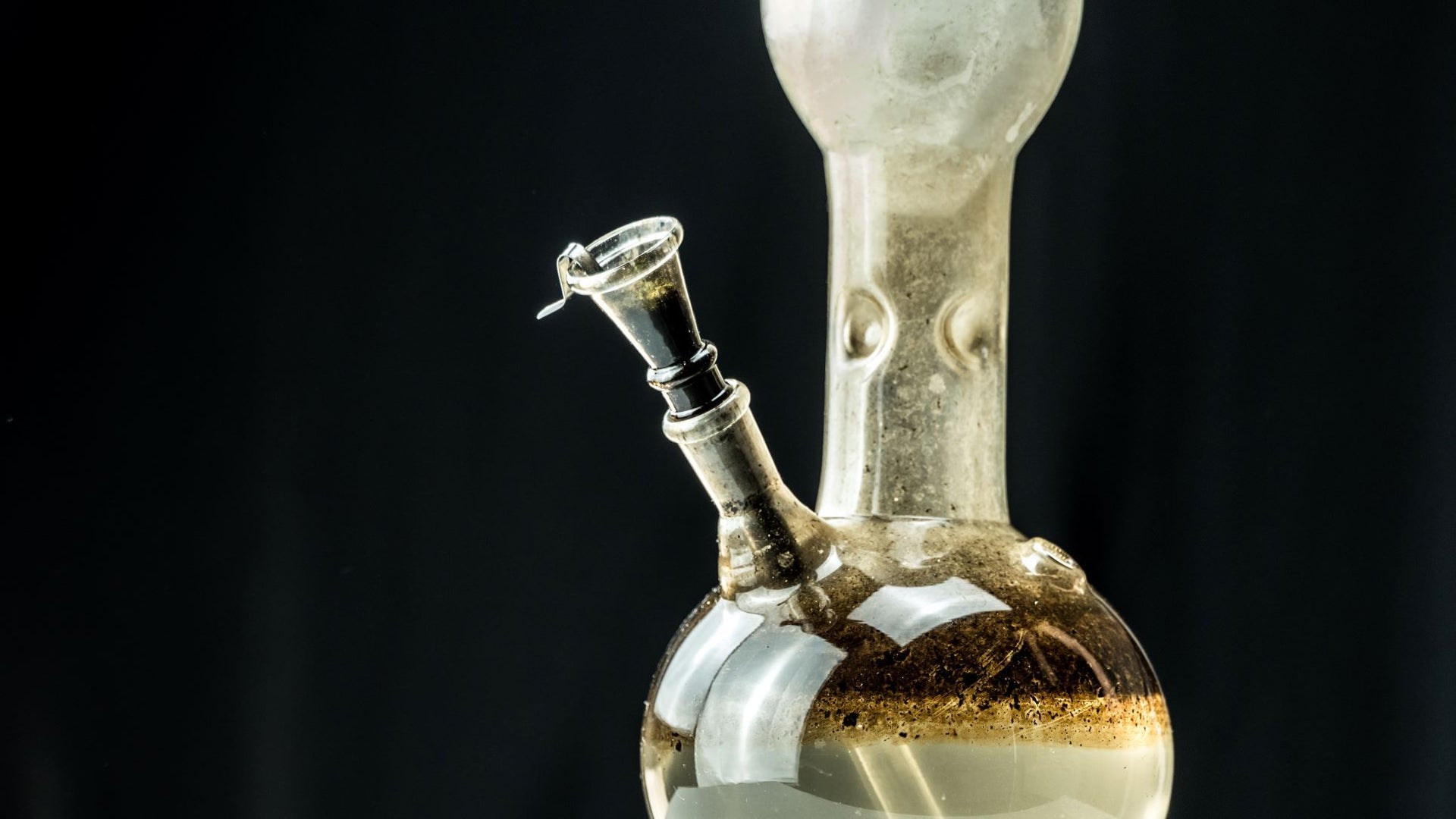 How to Quickly Clean a Glass Pipe with Alcohol